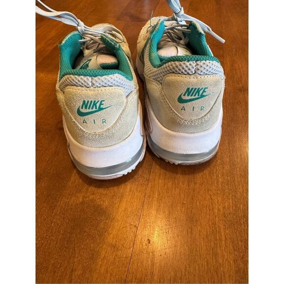 Woman’s Nike Air max sneakers size 8 - Picture 3 of 6
